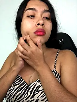 SweetLatiin  online show from October 8, 2025, 7:58 pm