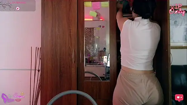 LauGrayJ online show from March 2, 2026, 7:54 pm