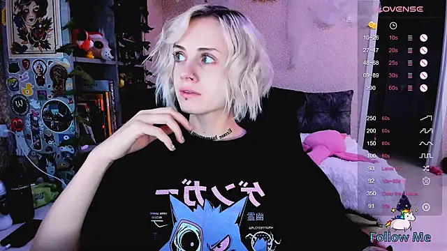 Snapshot of NaniMoore chatting on October 18, 2025, 8:44 pm NaniMoore online show from October 18, 2025, 8:44 pm