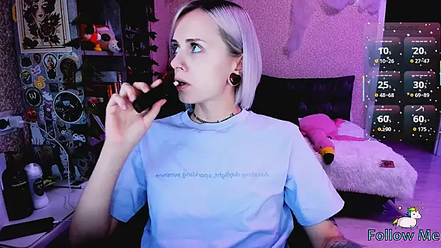 Snapshot of NaniMoore chatting on November 1, 2025, 8:14 pm NaniMoore online show from November 1, 2025, 8:14 pm