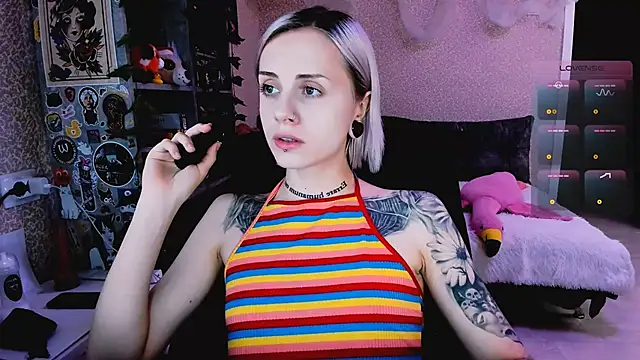 Snapshot of NaniMoore chatting on November 9, 2025, 8:13 pm NaniMoore online show from November 9, 2025, 8:13 pm