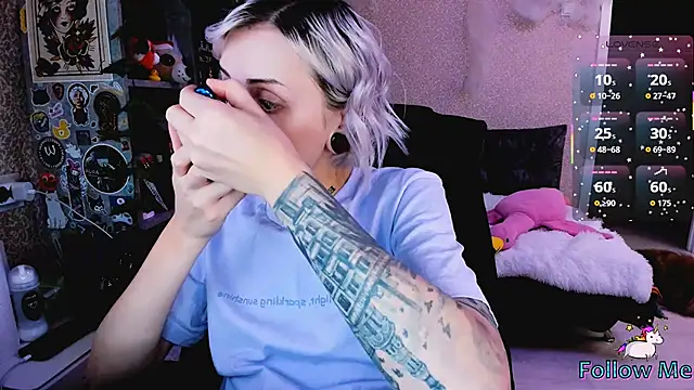 Snapshot of NaniMoore chatting on November 2, 2025, 8:25 pm NaniMoore online show from November 2, 2025, 8:25 pm