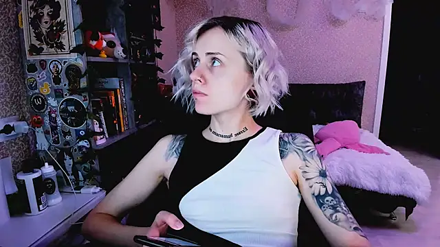 Snapshot of NaniMoore chatting on November 5, 2025, 8:23 pm NaniMoore online show from November 5, 2025, 8:23 pm