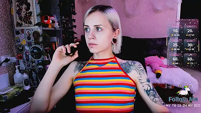 Snapshot of NaniMoore chatting on November 16, 2025, 8:35 pm NaniMoore online show from November 16, 2025, 8:35 pm