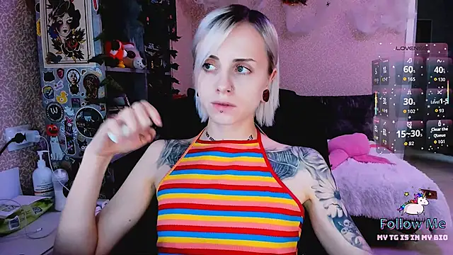 Snapshot of NaniMoore chatting on November 21, 2025, 9:14 pm NaniMoore online show from November 21, 2025, 9:14 pm