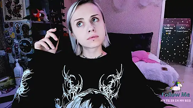 Snapshot of NaniMoore chatting on November 14, 2025, 9:07 pm NaniMoore online show from November 14, 2025, 9:07 pm