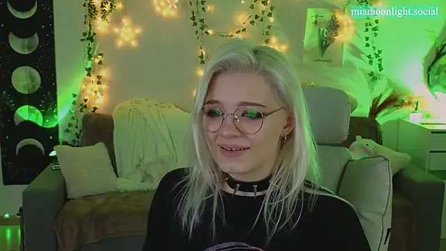 Snapshot of Moonlight_Mia chatting on January 22, 2025, 6:31 pm Moonlight Mia online show from January 22, 2025, 6:31 pm