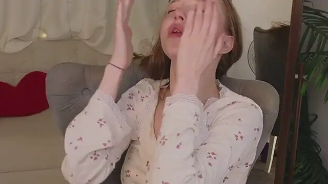 Snapshot of VioletMills chatting on February 14, 2025, 3:43 am VioletMills online show from February 14, 2025, 3:43 am