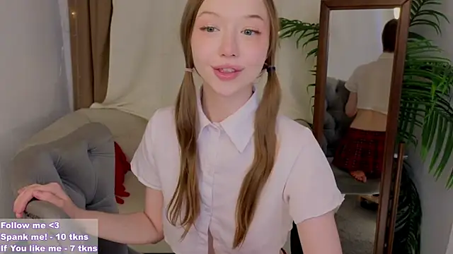 Snapshot of VioletMills chatting on March 9, 2025, 1:35 am VioletMills online show from March 9, 2025, 1:35 am