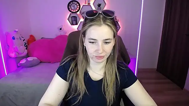 SabrinViolet online show from May 6, 2026, 8:07 am