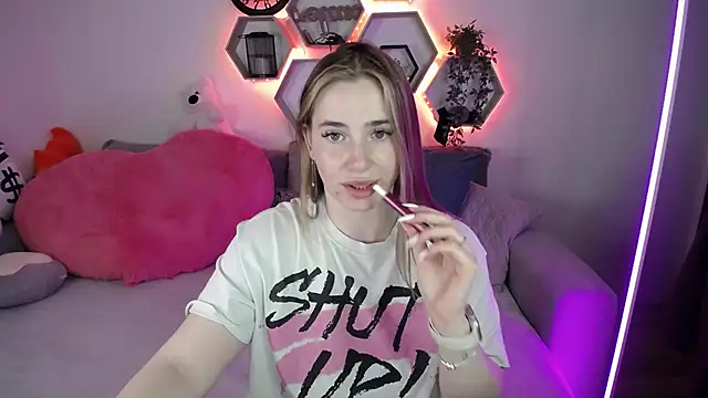 SabrinViolet online show from May 5, 2026, 8:50 am