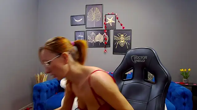 Snapshot of AnneHove chatting on February 14, 2025, 5:09 am AnneHove online show from February 14, 2025, 5:09 am