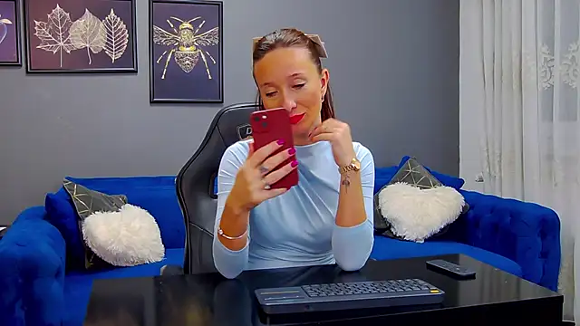 AnneHove online show from December 4, 2025, 5:28 am