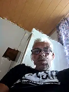 Picolo4111 online show from September 18, 2025, 4:21 pm