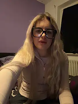 Snapshot of Holly-Glamour chatting on April 27, 2026, 11:58 pm Holly-Glamour online show from April 27, 2026, 11:58 pm