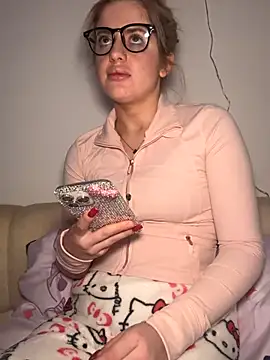 Holly-Glamour online show from January 6, 2026, 2:32 pm