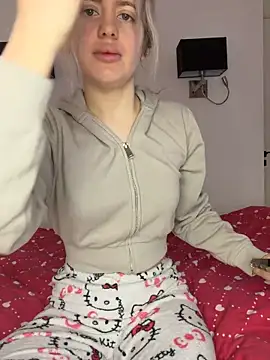 Snapshot of Holly-Glamour chatting on April 12, 2026, 8:56 pm Holly-Glamour online show from April 12, 2026, 8:56 pm