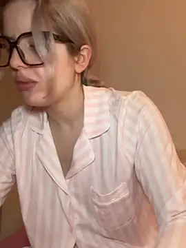 Holly-Glamour online show from February 4, 2026, 3:23 am