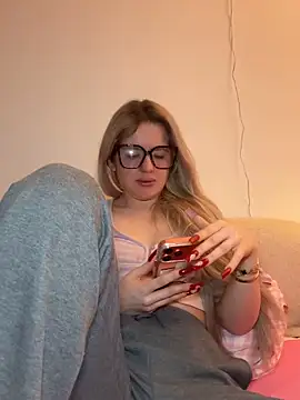 Holly-Glamour online show from February 8, 2026, 9:29 am