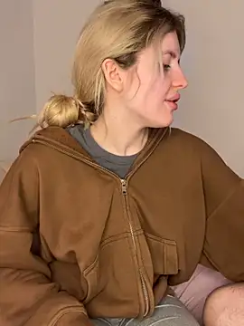 Snapshot of Holly-Glamour chatting on April 12, 2026, 1:53 am Holly-Glamour online show from April 12, 2026, 1:53 am