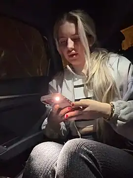 Holly-Glamour online show from March 4, 2026, 11:23 pm