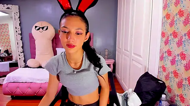 Iris Stone  online show from February 13, 2025, 6:15 pm