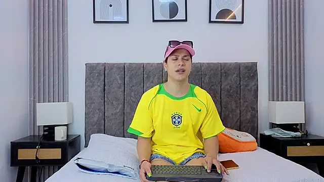 Snapshot of Luciana_Ortiz1 chatting on December 15, 2025, 1:28 pm Luciana Ortiz1 online show from December 15, 2025, 1:28 pm