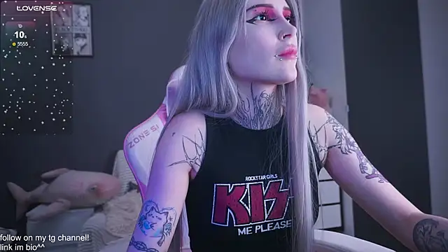 Snapshot of fraulein_mooon chatting on December 17, 2025, 5:51 pm fraulein mooon online show from December 17, 2025, 5:51 pm