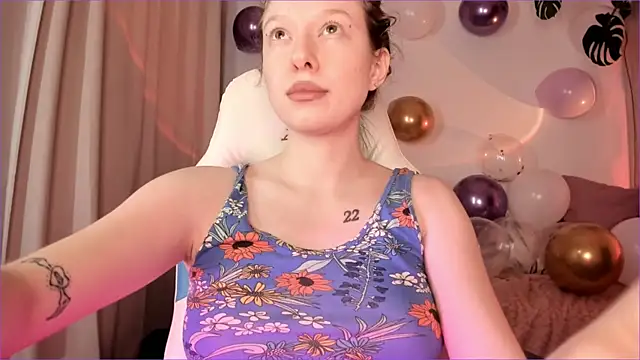 Snapshot of Viktoria_Oliverr chatting on October 28, 2025, 5:29 am Viktoria Oliverr online show from October 28, 2025, 5:29 am