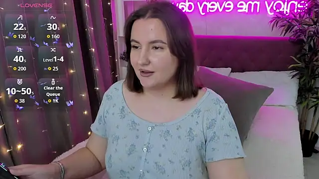 Snapshot of FeralPeach chatting on October 17, 2025, 7:00 am FeralPeach online show from October 17, 2025, 7:00 am