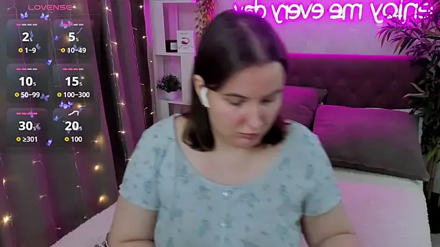 Snapshot of FeralPeach chatting on November 6, 2025, 4:16 am FeralPeach online show from November 6, 2025, 4:16 am