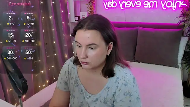 Snapshot of FeralPeach chatting on November 21, 2025, 5:06 am FeralPeach online show from November 21, 2025, 5:06 am