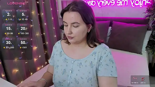 Snapshot of FeralPeach chatting on November 26, 2025, 4:56 am FeralPeach online show from November 26, 2025, 4:56 am