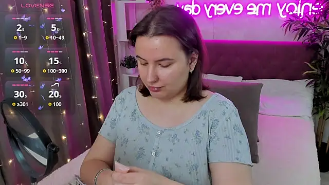 Snapshot of FeralPeach chatting on October 25, 2025, 4:55 am FeralPeach online show from October 25, 2025, 4:55 am