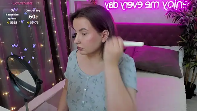 Snapshot of FeralPeach chatting on October 10, 2025, 5:08 am FeralPeach online show from October 10, 2025, 5:08 am