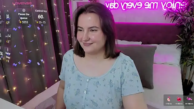 Snapshot of FeralPeach chatting on October 15, 2025, 5:39 am FeralPeach online show from October 15, 2025, 5:39 am