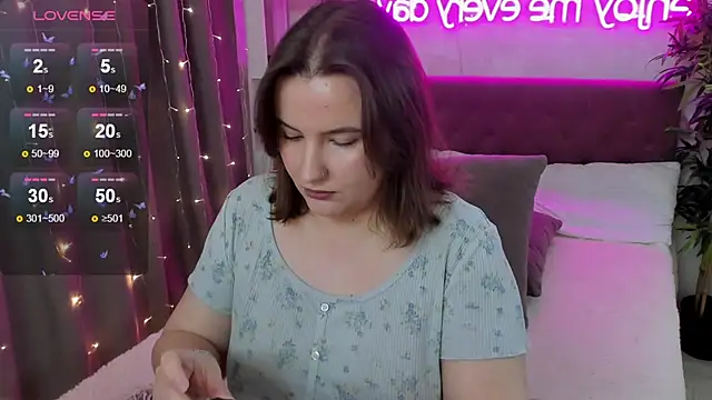 Snapshot of FeralPeach chatting on November 12, 2025, 5:11 am FeralPeach online show from November 12, 2025, 5:11 am