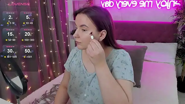 Snapshot of FeralPeach chatting on November 14, 2025, 4:49 am FeralPeach online show from November 14, 2025, 4:49 am