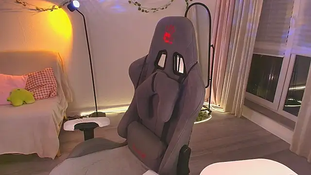 Snapshot of Eva_Davi chatting on November 18, 2025, 2:27 am Eva Davi online show from November 18, 2025, 2:27 am