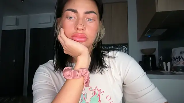 Snapshot of Marakuia054 chatting on November 17, 2025, 7:01 am Marakuia054 online show from November 17, 2025, 7:01 am