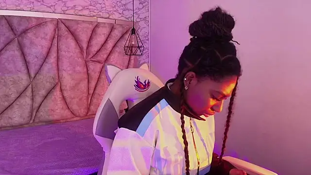 Snapshot of Queen_perla_ chatting on November 21, 2025, 12:26 pm Queen perla online show from November 21, 2025, 12:26 pm