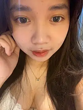 Snapshot of Hotellinh12 chatting on October 4, 2025, 1:12 pm Hotellinh12 online show from October 4, 2025, 1:12 pm