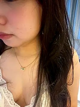 Snapshot of Hotellinh12 chatting on September 13, 2025, 11:43 am Hotellinh12 online show from September 13, 2025, 11:43 am