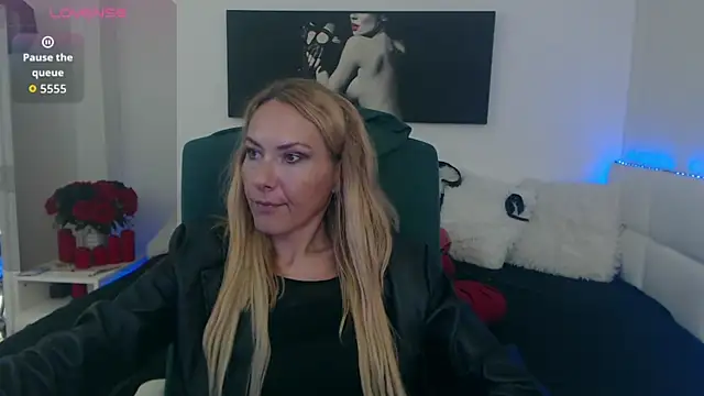 EvelynQueenn online show from October 2, 2025, 9:23 am