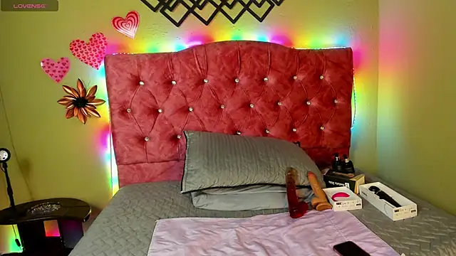 Snapshot of blue_violette_ chatting on October 15, 2025, 7:33 pm blue violette online show from October 15, 2025, 7:33 pm