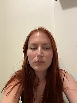 Snapshot of EmmaWarren chatting on October 13, 2025, 5:58 pm EmmaWarren online show from October 13, 2025, 5:58 pm