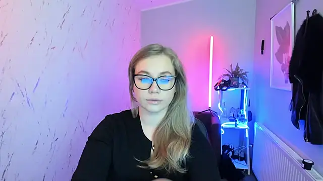 holly xglam online show from November 11, 2025, 5:41 pm