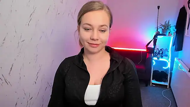 holly xglam online show from February 26, 2026, 7:58 pm