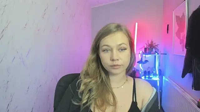 holly xglam online show from November 25, 2025, 8:53 pm