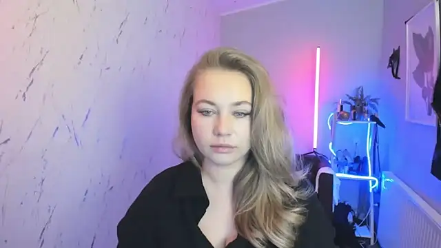 holly xglam online show from October 17, 2025, 6:10 pm